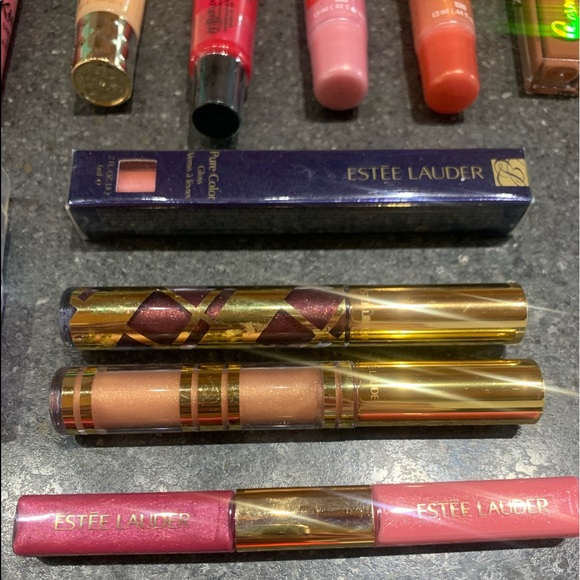 LIPS! ALL BRAND NEW. Gloss and lipsticks. 15 Items! - Picture 2 of 4